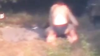 Sbirciando una coppia amatoriale in riva al lago