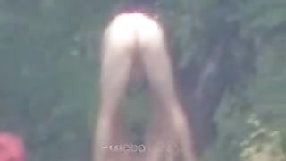 Sbirciando una coppia amatoriale in riva al lago