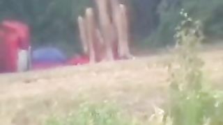 Sbirciando una coppia amatoriale in riva al lago