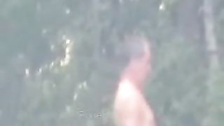 Sbirciando una coppia amatoriale in riva al lago