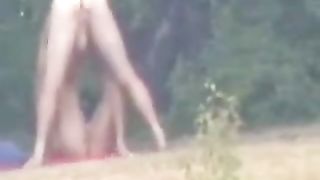 Sbirciando una coppia amatoriale in riva al lago