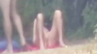 Sbirciando una coppia amatoriale in riva al lago