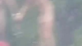 Sbirciando una coppia amatoriale in riva al lago