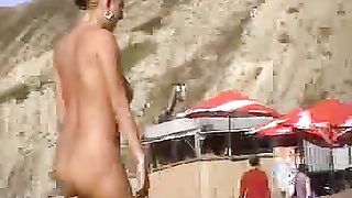 Bionda tettona fa la doccia sulla spiaggia