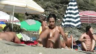 La fica oliata di una troietta bruna