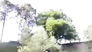 Fidanzata fa il bagno nuda nel fiume