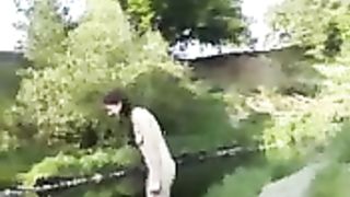 Fidanzata fa il bagno nuda nel fiume