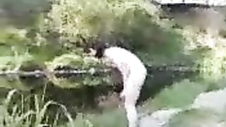 Fidanzata fa il bagno nuda nel fiume