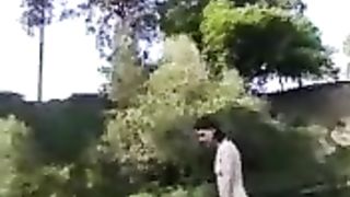 Fidanzata fa il bagno nuda nel fiume