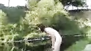 Fidanzata fa il bagno nuda nel fiume