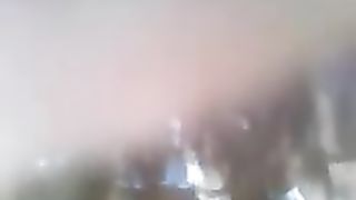 Fidanzata fa il bagno nuda nel fiume