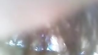 Fidanzata fa il bagno nuda nel fiume