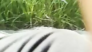 Fidanzata fa il bagno nuda nel fiume