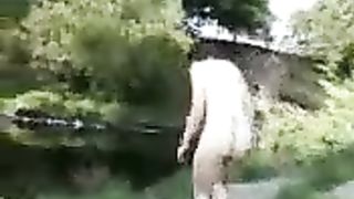 Fidanzata fa il bagno nuda nel fiume