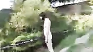 Fidanzata fa il bagno nuda nel fiume