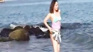 Ventenne porca posa nuda in spiaggia