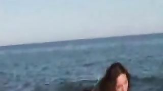Ventenne porca posa nuda in spiaggia