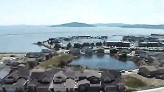 La mia amica cammina nuda mostrando le sue curve