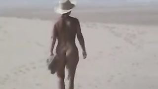 La mia splendida moglie nuda in spiaggia