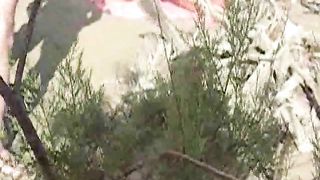 Persone prendono il sole nude