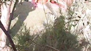 Persone prendono il sole nude