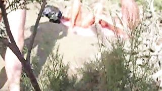 Persone prendono il sole nude