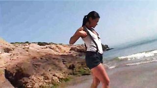 Anteprima del video: Modella bruna amatoriale striptease in spiaggia