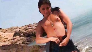 Modella bruna amatoriale striptease in spiaggia