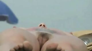 Brunettina sexy cammina nuda sulla spiaggia