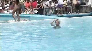 Troie magre tutte nude in piscina