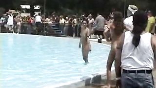 Troie magre tutte nude in piscina
