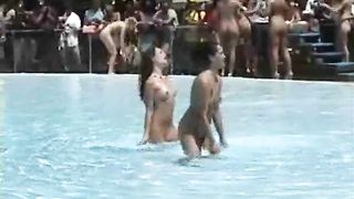 Troie magre tutte nude in piscina