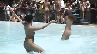 Troie magre tutte nude in piscina