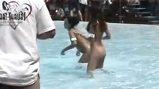 Troie magre tutte nude in piscina
