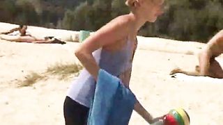 Bella gnocca bionda nuda in riva al fiume