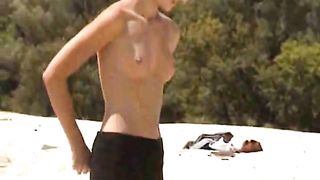 Bella gnocca bionda nuda in riva al fiume