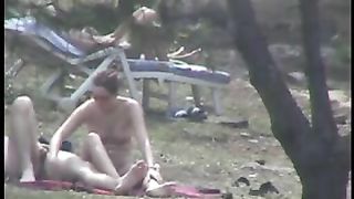 Giovanissime troie nude spiate nel bosco