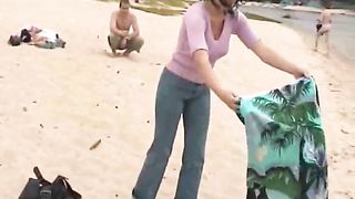 Moglie bruna arrapata prende il sole nuda