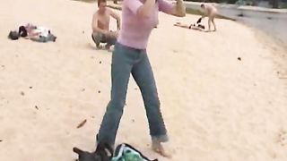 Moglie bruna arrapata prende il sole nuda