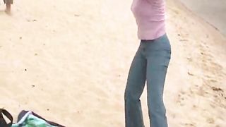 Moglie bruna arrapata prende il sole nuda