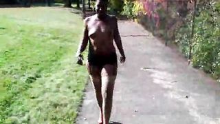 Prostituta negra cammina al parco nuda