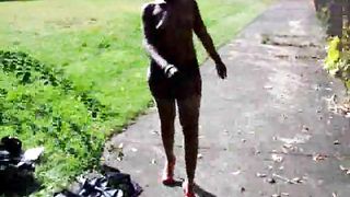 Prostituta negra cammina al parco nuda