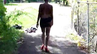 Prostituta negra cammina al parco nuda