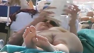 Sexy biondina nuda sulla spiaggia