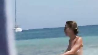 Ragazza porca fa nudismo in Sicilia