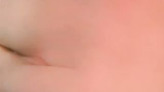 Fica rossa prende la tintarella nuda