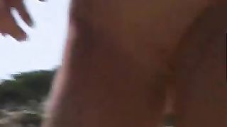 Coppia amatoriale naturisti in acqua