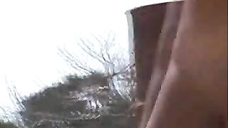 Coppia amatoriale naturisti in acqua