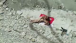 Coppietta fa petting e sesso in riva al mare