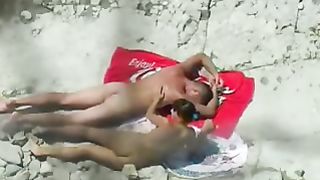 Coppietta fa petting e sesso in riva al mare